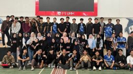 Foto bersama kedua tim setelah pertandingan bersama para supporter, (Foto: Ist.)