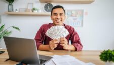 Potret Seseorang Mendapatkan Uang dari Youtube, (Foto: Int).