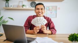 Potret Seseorang Mendapatkan Uang dari Youtube, (Foto: Int).