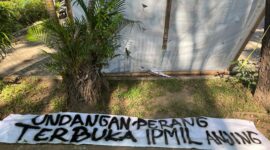 Potret spanduk oleh Orang Tak Dikenal (OTK) kepada IPMIL. (Foto: ist.)