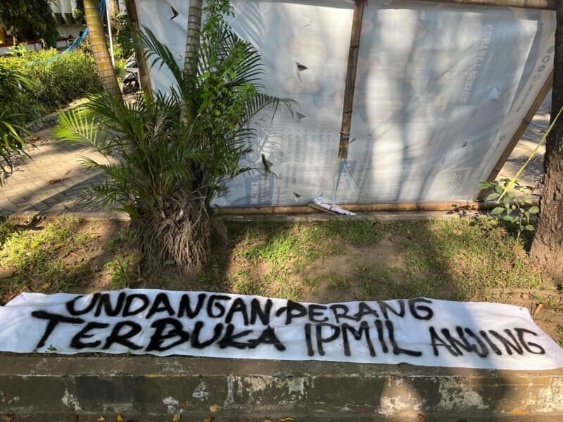 Potret spanduk oleh Orang Tak Dikenal (OTK) kepada IPMIL. (Foto: ist.)