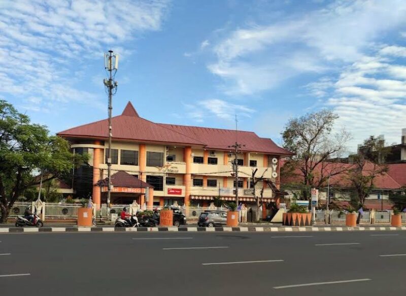 Potret Hotel La Macca, Tempat Pengambilan Almamater Mahasiswa Baru UNM, (Foto:int.)