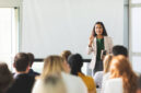 Potret mahasiswa sedang melakukan public speaking, salah satu skil yang harus dikuasai mahasiswa,(Foto:Int.)