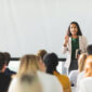 Potret mahasiswa sedang melakukan public speaking, salah satu skil yang harus dikuasai mahasiswa,(Foto:Int.)