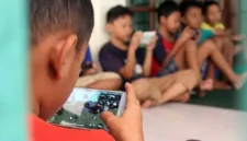 Potret sekelompok anak yang kecanduan bermain game online,(Foto:Int.)