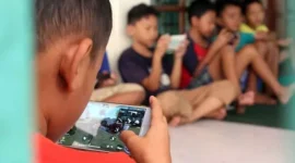 Potret sekelompok anak yang kecanduan bermain game online,(Foto:Int.)