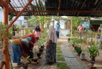 Potret sekelompok tetangga sedang bergotong royong,( Foto: Int.)