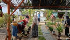 Potret sekelompok tetangga sedang bergotong royong,( Foto: Int.)