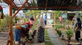 Potret sekelompok tetangga sedang bergotong royong,( Foto: Int.)
