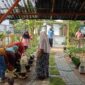 Potret sekelompok tetangga sedang bergotong royong,( Foto: Int.)