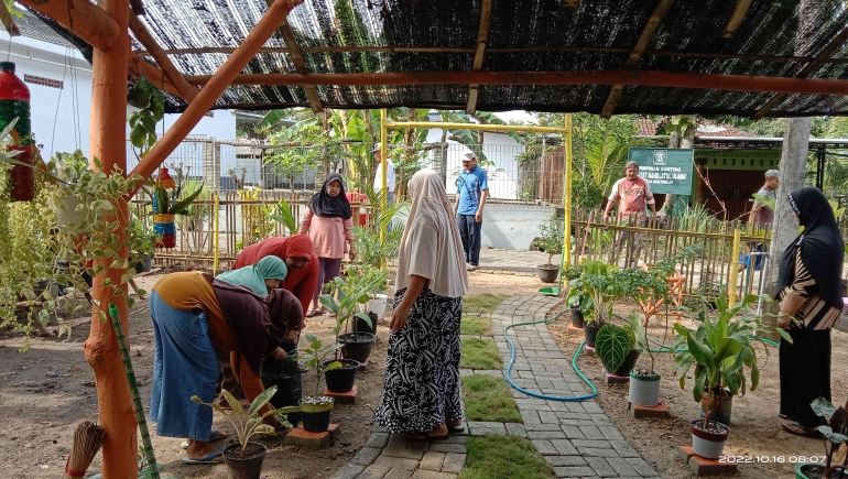 Potret sekelompok tetangga sedang bergotong royong,( Foto: Int.)