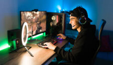 Potret seseorang sedang bermain game online,(foto: Int.)
