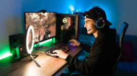 Potret seseorang sedang bermain game online,(foto: Int.)
