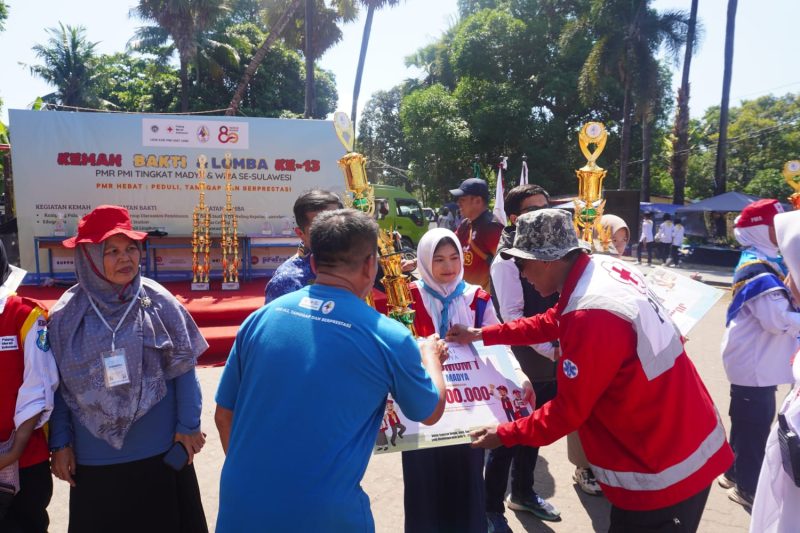 Potret saat Penerimaan Hadiah Juara Umum 1 Tingkat Madya, (Foto: Dok. Profesi)