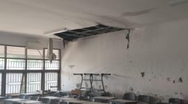 Potret salah satu ruang kelas FIKK UNM yang bocor, (Foto: Int.)