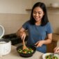 Ilustrasi Mahasiswa Sedang Masak, (Foto: AI)