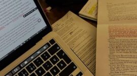 Ilustrasi mahasiswa mengerjakan revisian latar belakang skripsi dari dosen pembimbing (Foto: int)