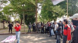 Mahasiswa UNM saat menggelar aksi di depan Kantor Polda Sulsel (Foto: Muh Apdal Adriansyah)