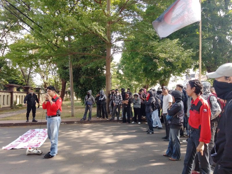 Mahasiswa UNM saat menggelar aksi di depan Kantor Polda Sulsel (Foto: Muh Apdal Adriansyah)