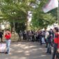 Mahasiswa UNM saat menggelar aksi di depan Kantor Polda Sulsel (Foto: Muh Apdal Adriansyah)