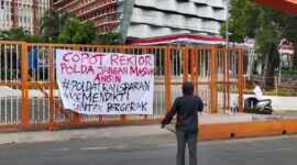 Salah satu mahasiswa yang menyampaikan orasinya di depan menara phinisi (Foto: Muh Apdal Adriansyah)
