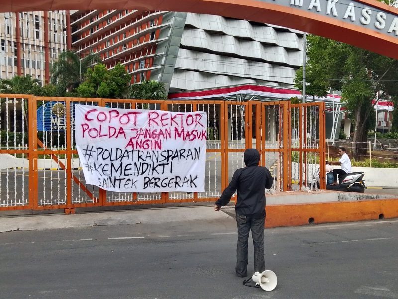 Salah satu mahasiswa yang menyampaikan orasinya di depan menara phinisi (Foto: Muh Apdal Adriansyah)
