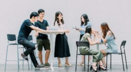 Sekumpulan Mahasiswa yang Sedang Beradaptasi dengan Lingkungan Sosial (Foto: Int)