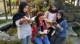 Sekumpulan Mahasiswi sedang Bersama dalam Relasi yang Sehat (Foto: Int)