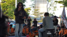 Potret peserta aksi saat beri aspirasi lewat musikalisasi puisi, (Foto : Florencya Alnisa Christin)