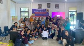 Foto bersama tim PPK Ormawa FIS-H UNM bersama masyarakat setelah melakukan pelatihan (Foto:ist.)