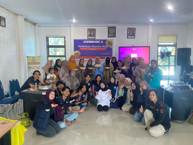 Foto bersama tim PPK Ormawa FIS-H UNM bersama masyarakat setelah melakukan pelatihan (Foto:ist.)