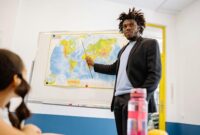 Ilustrasi Dosen sedang Mengajar saat Proses Perkuliahan, (Foto: Int)