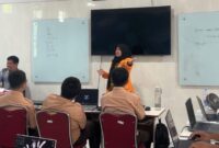 Potret perempuan yang menjelaskan di depan banyak audiens, (Foto: Ist.)