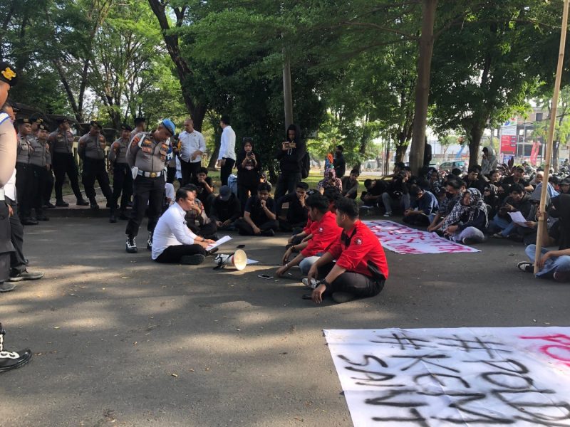 Potret BEM FT dan Pihak Kepolisian saat dialog,(Foto: Rahmadani.)