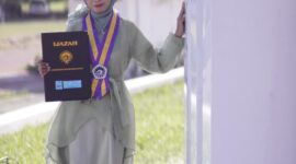 [22.38, 18/9/2025] Rahmadani profesi: Aktif Berorganisasi, Wisudawan Terbaik FBS Raih IPK Tertinggi

PROFESI-UNM.COM – Mahasiswa Fakultas Bahasa dan Sastra (FBS) Universitas Negeri Makassar (UNM), Indah, berhasil menyelesaikan masa studinya dalam tiga tahun sebelas bulan dengan meraih Indeks Prestasi Kumulatif (IPK) 3,98, Rabu (17/09).

Indah mengungkapkan rasa haru dan bangganya atas pencapaian tersebut meski sempat mengalami berbagai kendala, terutama saat menyelesaikan skripsi.

“Di antara semuanya, pencapaian terbesar saya adalah mempertahankan IPK. Apalagi sempat overthinking dengan skripsi, tapi alhamdulillah bisa selesai dengan nilai yang tetap terjaga,” ungkapnya.

Sejak awal kuliah, Indah telah menyiapkan strategi belajar dengan aktif di kelas, tidak malu bertanya, membuat jadwal penger…
[22.39, 18/9/2025] Rahmadani profesi: Potret Indah Baso Wisudawan Terbaik FBS, (Foto: Ist).