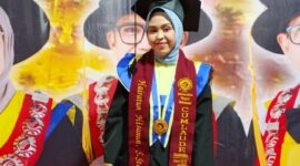 Potret wisudawan terbaik FMIPA periode September saat wisuda, (Foto: Ist.)