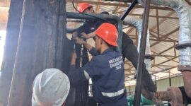 Foto Mahasiswa magang praktik perawatan mesin di PLN Tello (Foto: Yusri Saputra)