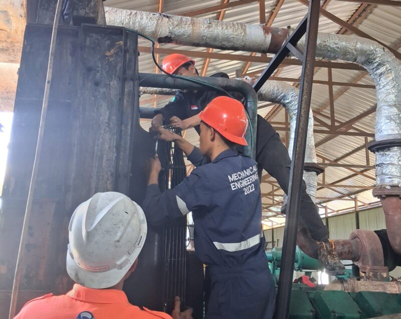 Foto Mahasiswa magang praktik perawatan mesin di PLN Tello (Foto: Yusri Saputra)