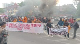 Potret Aksi Amoras di Depan Gedung Menara Phinisi, (Foto: Florencya Alnisa Chrsitin.)