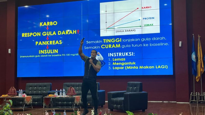 Potret Ade Rei memaparkan materi tentang hubungan asupan karbohidrat dalam seminat nasional gizi (Foto: Muh Apdal Adriansyah