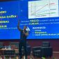 Potret Ade Rei memaparkan materi tentang hubungan asupan karbohidrat dalam seminat nasional gizi (Foto: Muh Apdal Adriansyah