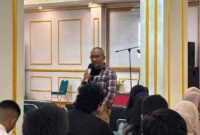 Potret Dedi Alamsyah saat membawakan materi seminar jurnalistik, (Foto: Profesi)
