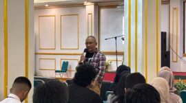 Potret Dedi Alamsyah saat membawakan materi seminar jurnalistik, (Foto: Profesi)