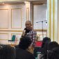 Potret Dedi Alamsyah saat membawakan materi seminar jurnalistik, (Foto: Profesi)