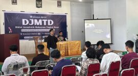 Potret Rezky Pratama membawakan materi desain grafis, (Foto: Profesi)