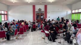 Potret peserta fokus mengerjakan tugas praktik artikel, (Foto: Profesi)