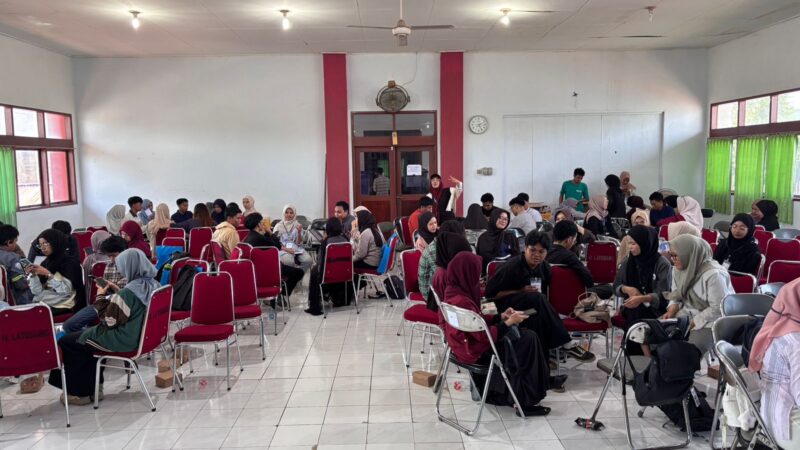 Potret peserta fokus mengerjakan tugas praktik artikel, (Foto: Profesi)