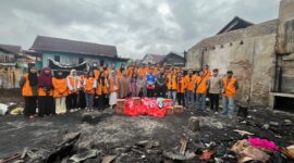 Potret mahasiswa UNM di lokasi kebakaran, (Foto: Ist.)