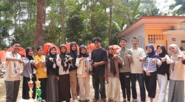 Potret pemberian piala dan hadiah, (Foto: Profesi)