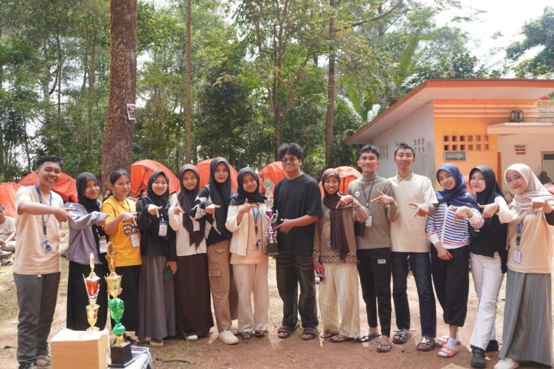 Potret pemberian piala dan hadiah, (Foto: Profesi)